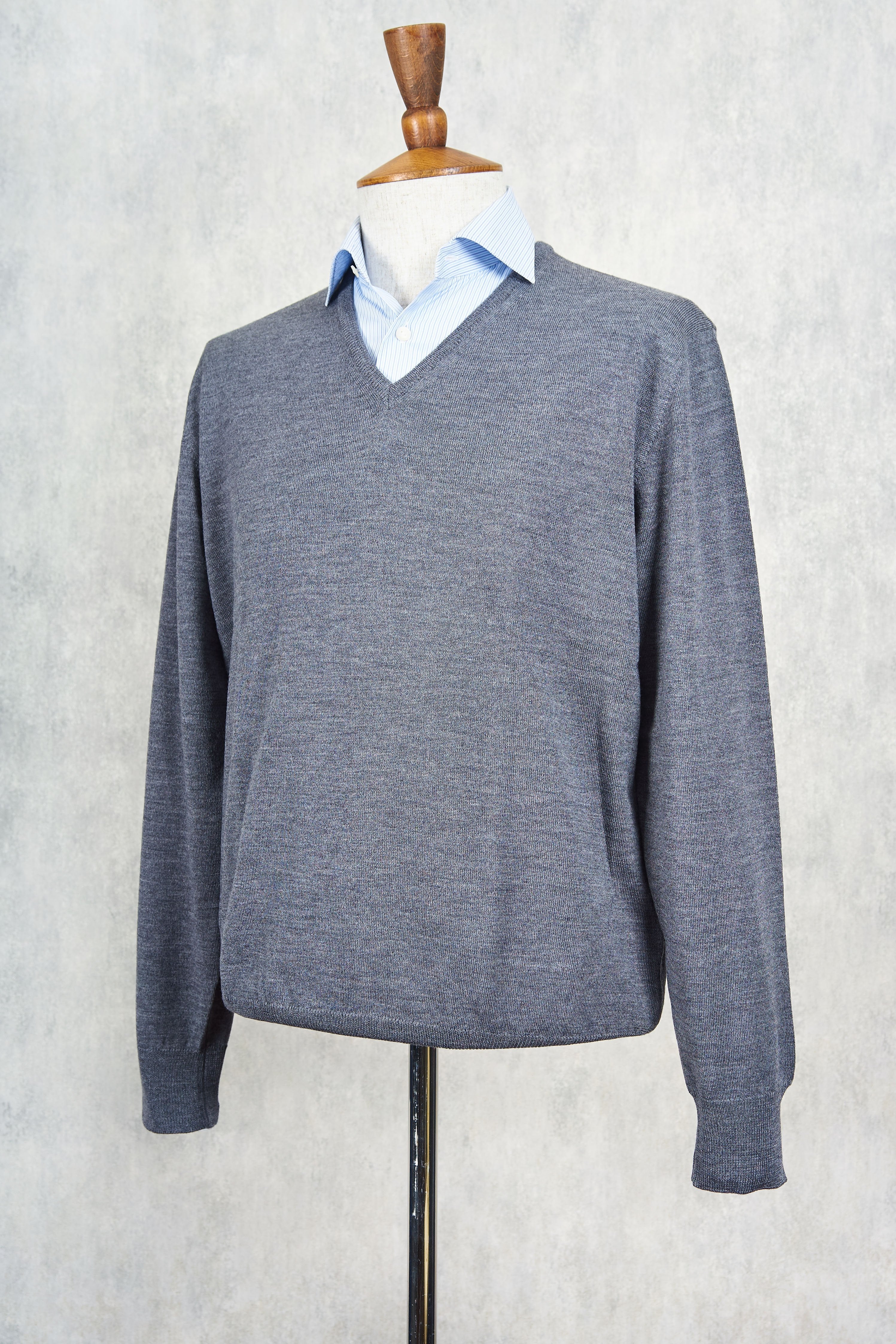 Ascot Chang Light Grey Extra-Fine Merino Wool V-Neck Sweater
